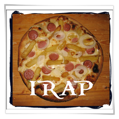 Pizza IRAP: Mozzarella, Patatine fritte, Wurstel, Cipolla