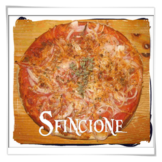 Pizza Sfincione: Pomodoro Pelato, Acciughe, Cipolla, Caciocavallo Stagionato, Pangrattato, Origano e Olio