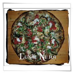 Luna Nera: Sugo al nero di seppia, mozzarella,  Gamberetti, Zucchine, aglio, Passata di pèomodoro, acciughe, cipolla, prezzemolo, pepe 