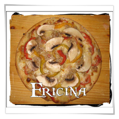 Ericina: pomodoro, mozzarella,salsiccia,funghi, peperoni, pecorino