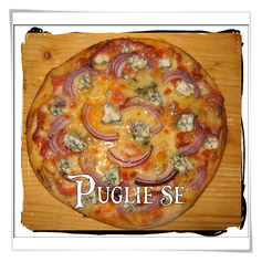 Pugliese: pomodoro, mozzarella, salame piccante, gorgonzola, cipolla
