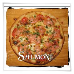Salmone: pomodoro, mozzarella, salmone, prezzemolo